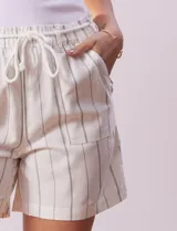 Short de lino estampado a rayas verticales grises, con pretina elastizada y cordón de ajuste.
