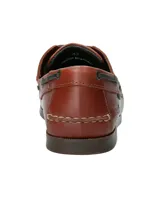 Zapato náutico de cuero marrón con cordones negros, suela de goma y detalle de logo de pato bordado en el lateral.