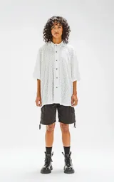 Camisa blanca con estampado de abanicos en tonos grises, de corte recto y mangas cortas.