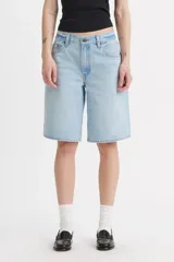 Short de jean celeste, tiro medio, corte amplio y largo a la rodilla.