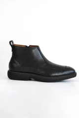 Bota corta de cuero negro con cierre lateral y tirador trasero.
