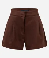 Short femenino color marrón, confeccionado en gamuza sintética, con cintura recta y fija, corte evasé, bolsillos tipo cuchillo en los laterales y pliegues delanteros.