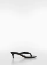 Sandalias negras tipo ojotas con taco kitten.