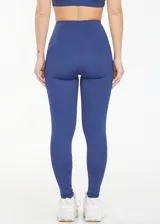 Calza deportiva larga azul con bolsillos laterales y corte ajustado.