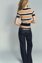Top de punto con rayas horizontales en color negro, naranja, gris y blanco, de cuello redondo y manga corta.