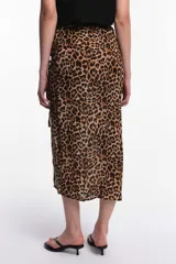 Pollera midi de viscosa con estampado de leopardo y tajo lateral.