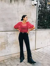 Blusa fucsia transparente de plumetí con mangas abullonadas y cuello redondo. Incluye musculosa al tono.
