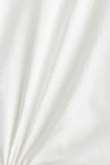 Vestido tobillero de punto de algodón suave color blanco, de corte holgado con cuello redondo, mangas dolman hasta el codo y tajo largo delantero con argolla metálica y cuenta decorativa para efecto drapeado.