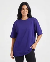 Remerón de corte oversize en color violeta, confeccionado en tejido de algodón con cuello redondo y mangas cortas.