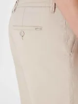 Bermuda color beige con cordón ajustable en la cintura.