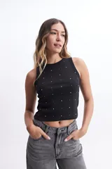 Musculosa blanca de rib con apliques metálicos.