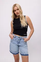 Musculosa blanca de lycra y algodón, con cuello y sisas ribeteadas en marrón y logo bordado en el frente.