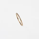 Anillo de oro amarillo 18k con hilera de brillantes engarzados.