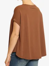 Remera negra de algodón, corte amplio, cuello redondo y mangas cortas con dobladillo.