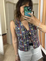 Chaleco tipo sastre con estampado a cuadros y flores, con escote en V y lazos para atar en la parte delantera.