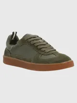 Zapatillas deportivas de cuero color blanco hueso con detalles en gamuza y suela de goma color caramelo.