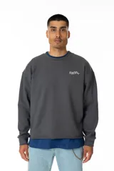 Buzo gris con logo frontal en tipografía graffiti, corte boxy y largo más corto de lo habitual. Confeccionado en algodón 100%.