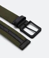 Cinturón verde militar de poliéster y elastano, con hebilla cuadrada negra de poliuretano y detalles en cuero sintético negro.