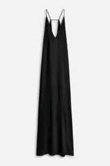 Vestido largo negro de estilo lencero, con escote en pico y tirantes finos cruzados en la espalda.