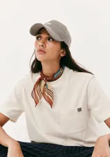 Camiseta manga corta color marrón con bolsillo en el pecho y parche con logo.
