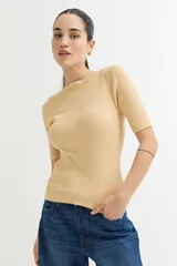 Sweater de punto con cuello bote, de mangas cortas y diseño a rayas horizontales blancas y azul marino.