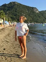 Remera blanca de corte boxy con costuras en color contrastante y un bordado de estrella en el frente.