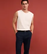 Pantalón de vestir color beige, de corte recto, confeccionado en lino y viscosa. Presenta cintura con trabillas, bolsillos laterales y traseros.