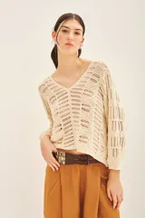 Sweater tejido de algodón color marrón claro, con escote en V y mangas 3/4 amplias.