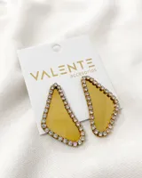 Caravanas de fiesta en forma asimétrica, con acabado dorado y detalles de pedrería.