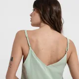 Blusa de tirantes finos color verde claro con detalles de encaje en el escote.