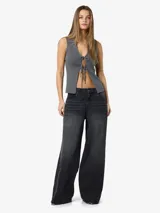 Top sin mangas de tejido de punto plano color gris oscuro (charcoal gray) con cuello en V y detalle de lazo ajustable en el centro del busto.