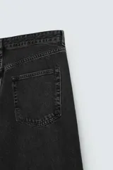 Pantalón de jean azul grisáceo con efecto lavado, corte amplio y tiro alto.