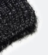 Gorro de lana negro con textura de punto trenzado y pompón de piel sintética en la parte superior.