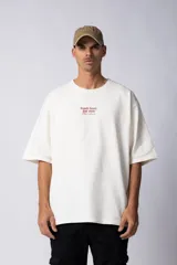 Remera color crudo de corte oversize con estampado frontal en color borgoña con la leyenda "Fresh from the vine. That's Amore".