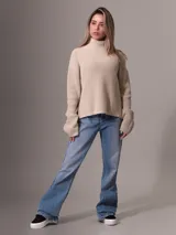 Sweater color beige de tejido de punto grueso con cuello alto y corte relajado.