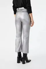 Pantalón plateado de corte flare tobillero.