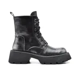 Bota de cuero color marrón oscuro con plataforma y cordones.