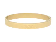 Pulsera rígida dorada con diseño de rombos grabados.