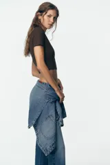 Camiseta de manga corta con cuello redondo, corte cropped y patrón de rayas horizontales en azul marino y blanco.