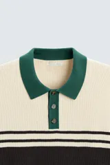 Polo de hombre relaxed fit, tejido en hilatura con textura chenilla. Presenta cuello solapa con cierre frontal de botonadura, manga larga y acabados en rib. Diseño a rayas horizontales en color crema y negro, con cuello en verde oscuro.