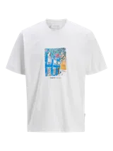 Camiseta blanca de manga corta y cuello redondo con estampado de una calle con edificios azules y plantas.