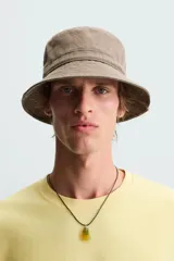 Sombrero tipo bucket azul marino de algodón con efecto lavado y ala ancha con pespuntes.