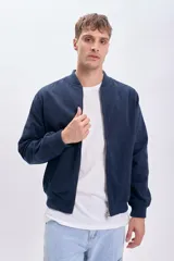 Campera bomber azul marino con cierre frontal, cuello, puños y ruedo acanalados.