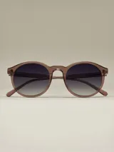 Lentes de sol con montura redonda color marrón y lentes degradadas de negro a gris.