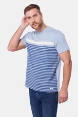 Remera celeste con rayas horizontales blancas y azules.