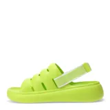 Sandalia de goma color amarillo limón con tiras horizontales y talón descubierto con elástico.