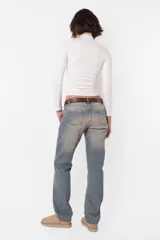 Top color beige de media polera y manga larga, confeccionado en tela de punto ribb con acabado gamuzado, calce slim fit y recorte en laterales.