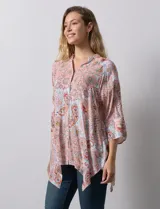 Camisa de gasa estampada con arabescos, marca Grand & Greene. Cuello a la base, escote en V y abertura central con botones. Largo de manga regulable con presilla y botón.