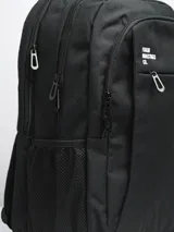 Mochila negra con logo Forum Industries Co. estampado en blanco. Cuenta con múltiples compartimentos con cierre, dos bolsillos laterales de red y asa de mano acolchada.