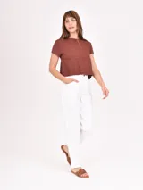 Remera marrón oscuro con corte crop y mangas cortas.